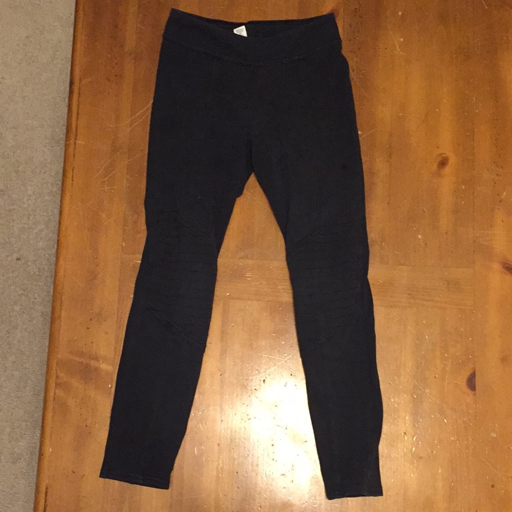 Black stretch pants with design  on the knees